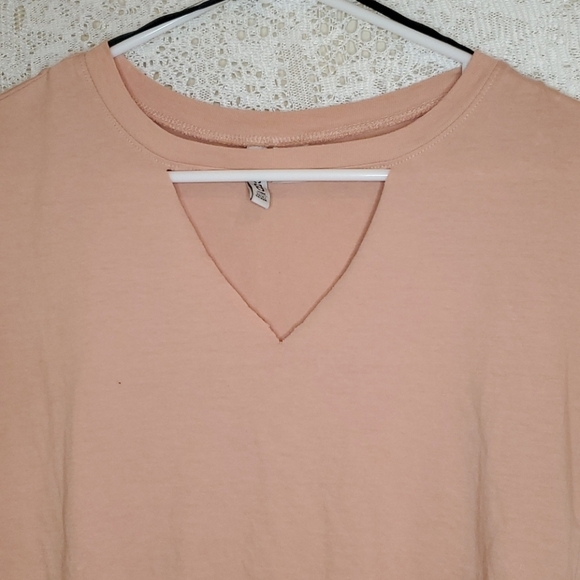 4/$20 Divided H&M crop top with keyhole cutout - Picture 7 of 14